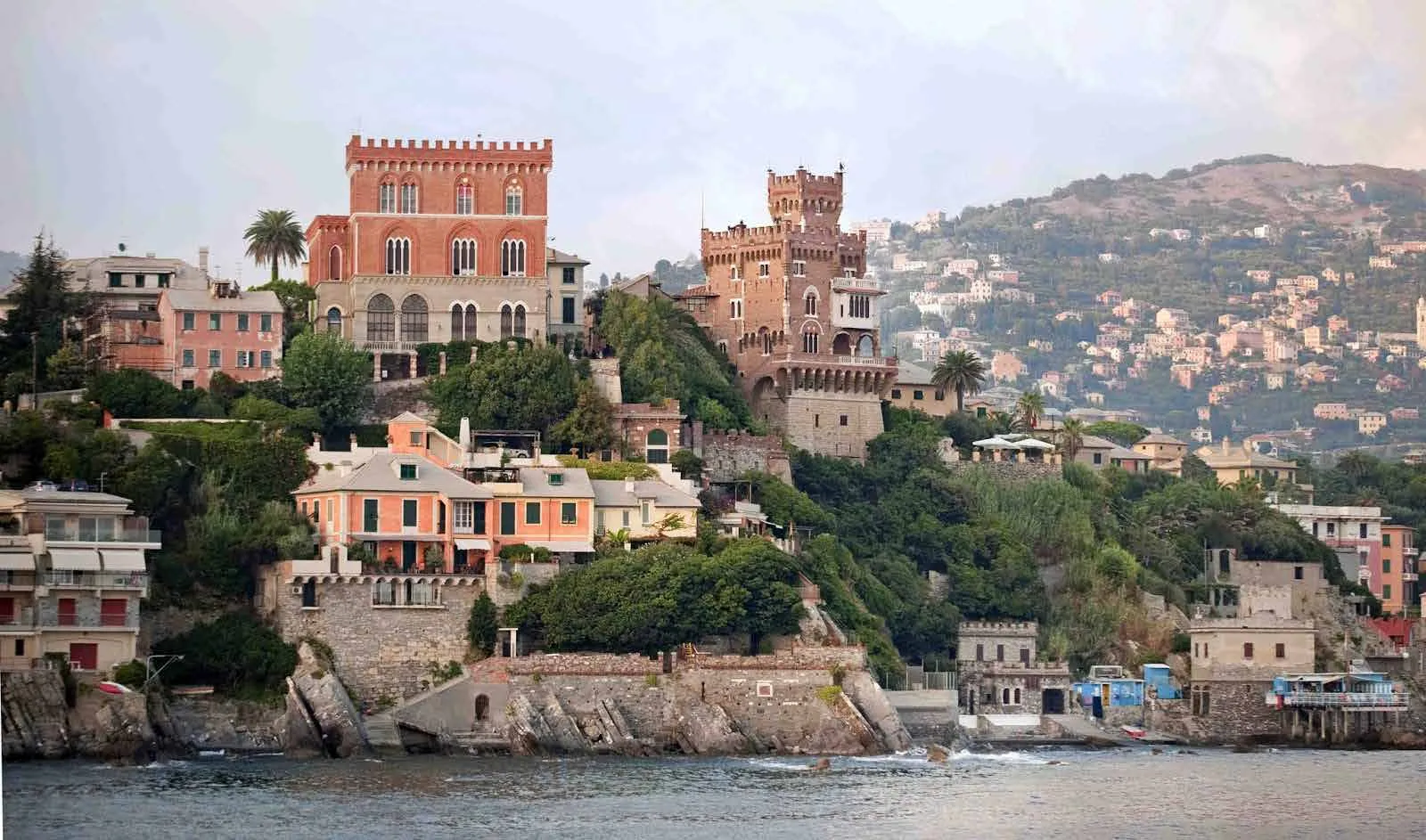 Ville e castelli d'epoca affacciati sul mare lungo la costa di Genova