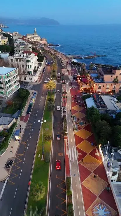Corso Italia dall'alto: il lungomare, la passeggiata e Boccadasse sullo sfondo