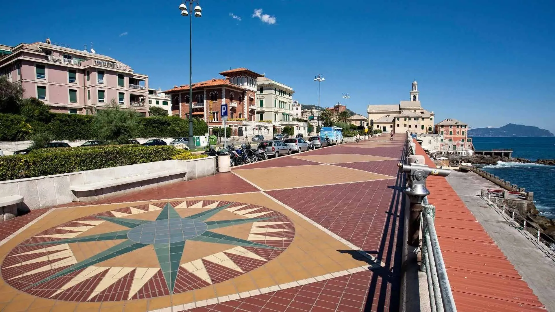 La passeggiata di Corso Italia verso la chiesa di Boccadasse