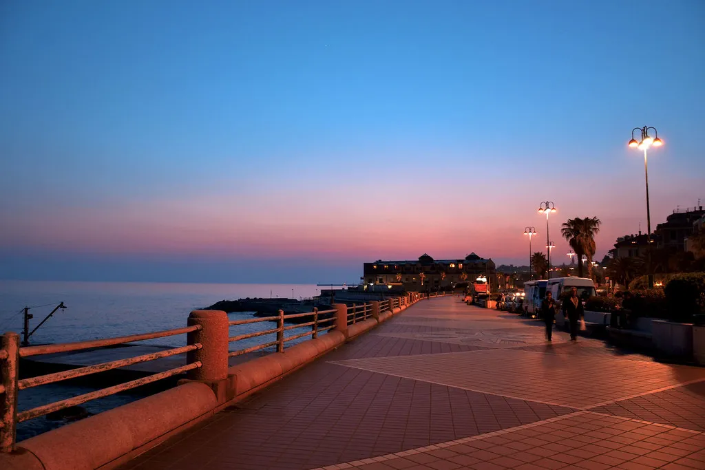 La passeggiata di Corso Italia al tramonto, con i lampioni accesi sul mare