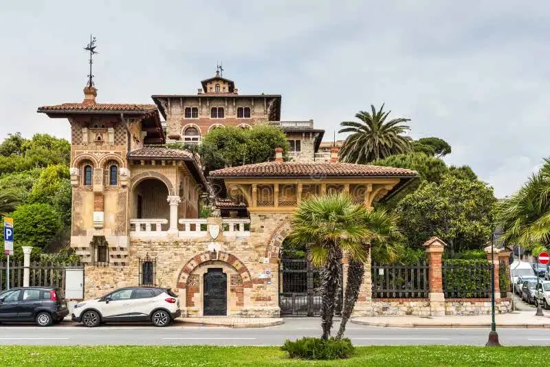 Villa liberty con giardino nel quartiere di Albaro