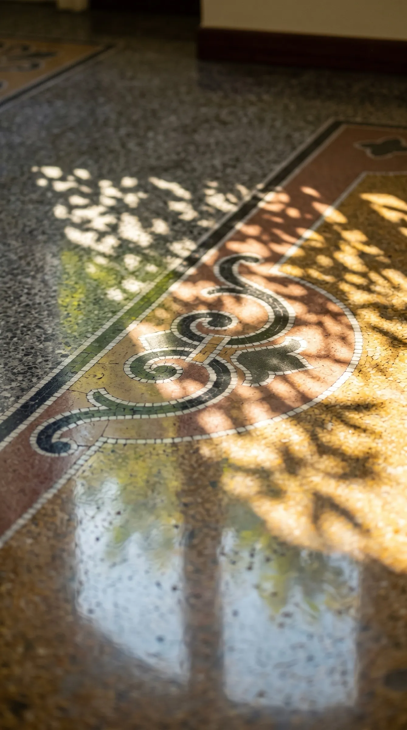 Pavimento alla veneziana con decoro a mosaico nella luce del sole