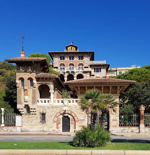 Dimora liberty ad Albaro, con loggiato in pietra e palme sul fronte strada