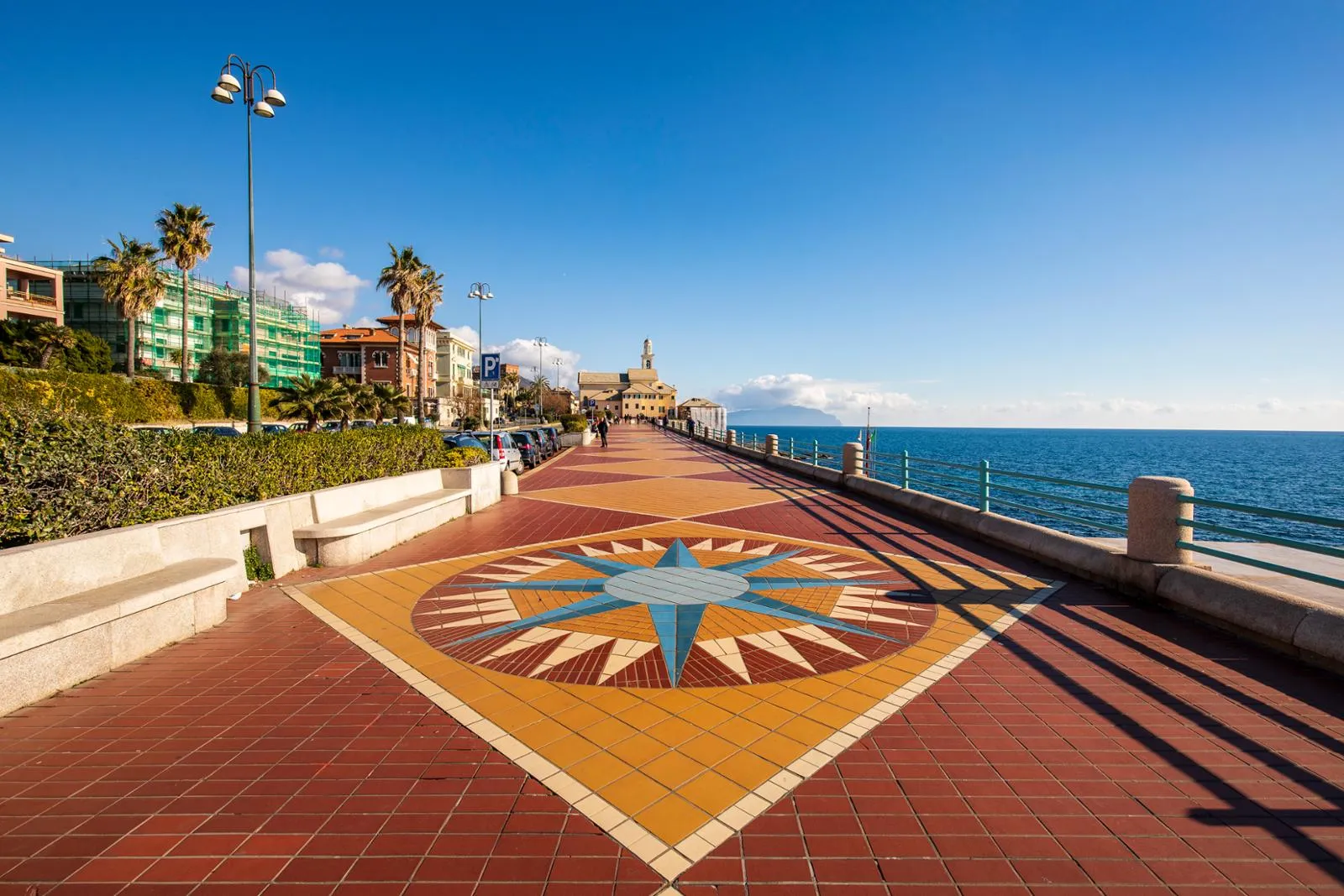 La rosa dei venti sulla passeggiata di Corso Italia, verso la chiesa di San Giuliano