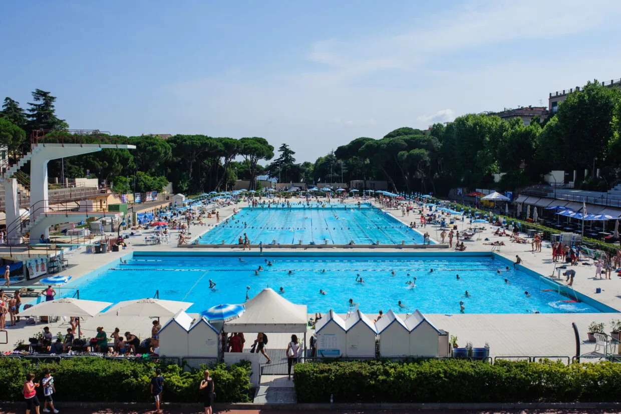 Le piscine all'aperto di Albaro tra i pini marittimi