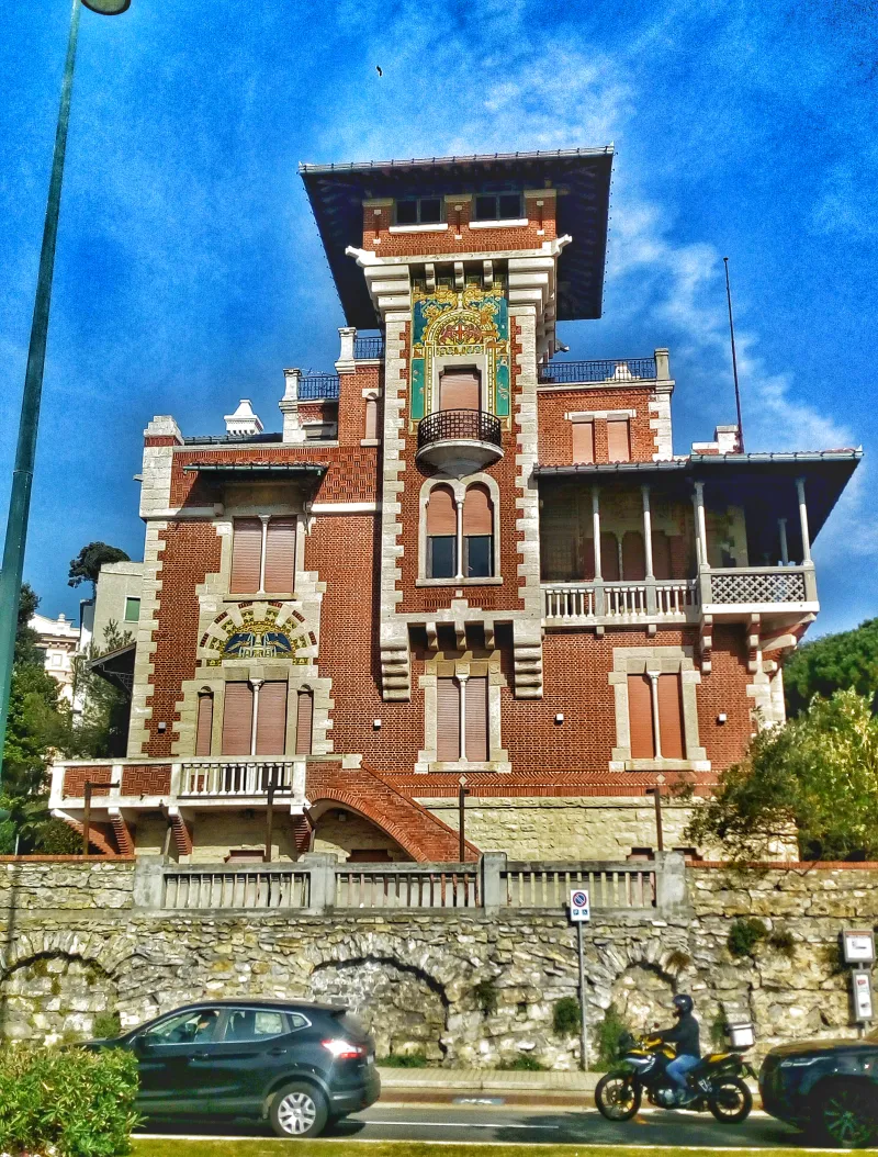 Villa in stile liberty ad Albaro, con mosaici dorati e logge in mattone