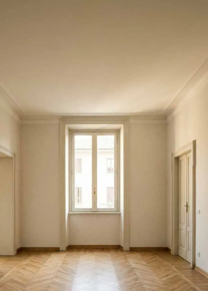 Interno d'epoca con parquet a spina e doppia esposizione