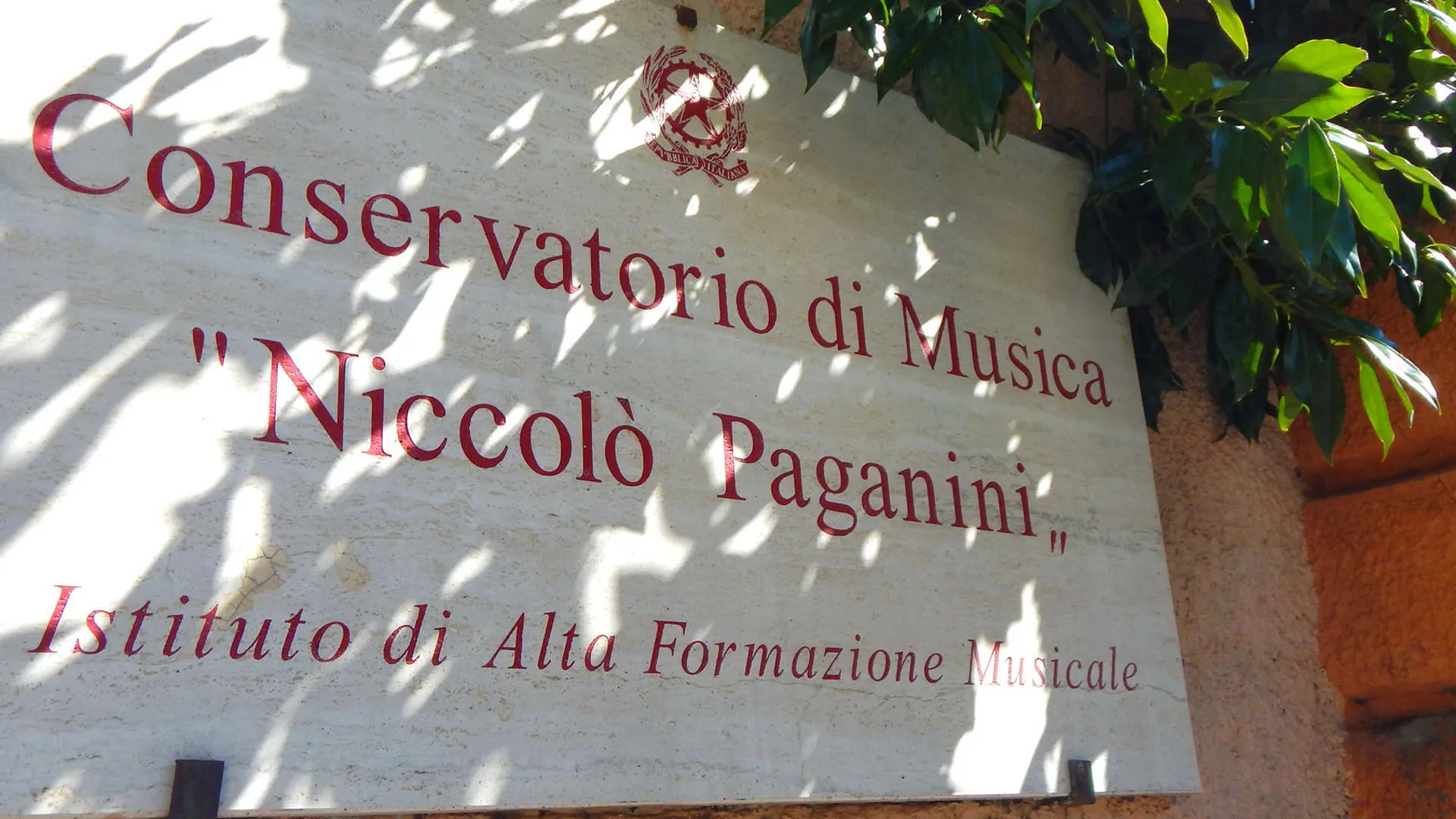 La targa del Conservatorio di Musica Niccolò Paganini