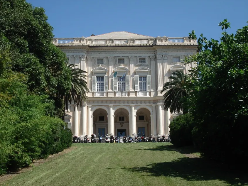 Villa storica affacciata sul prato del suo parco, ad Albaro