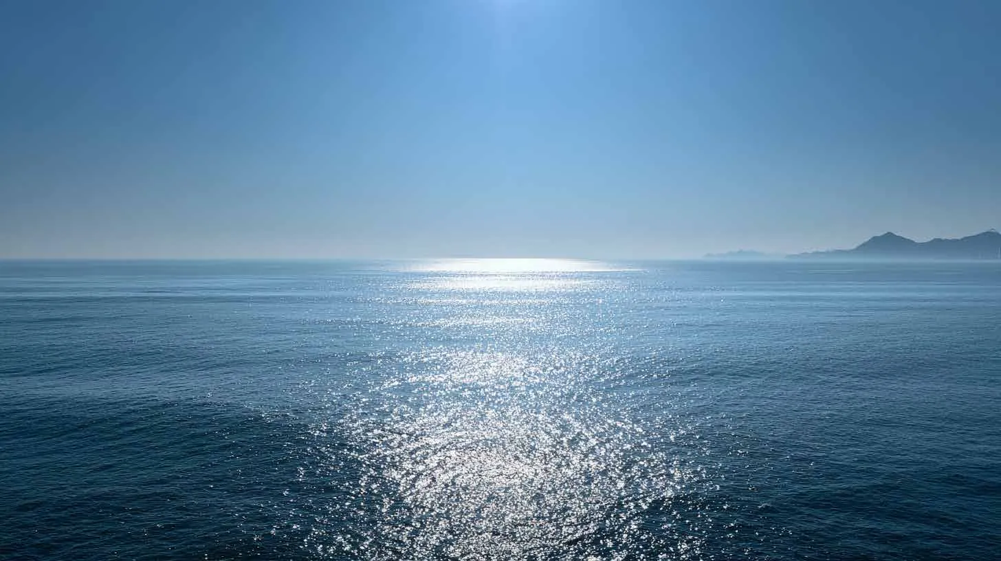 Il mar Ligure increspato dalla luce del mattino