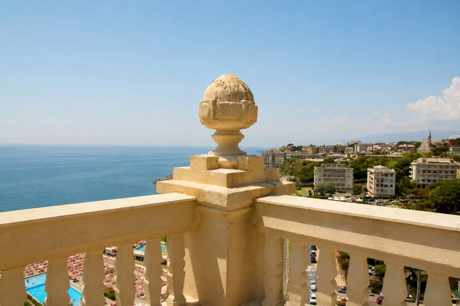 Balaustra in pietra con pinnacolo, tra il mare aperto e le colline di Albaro