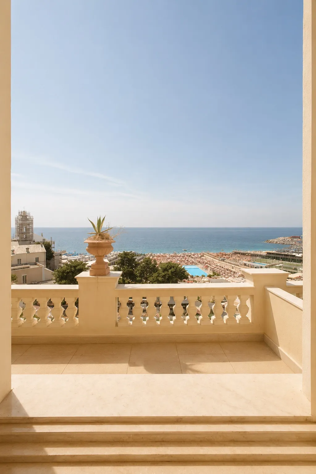 Terrazza con balaustra affacciata sul mare e sugli stabilimenti di Corso Italia