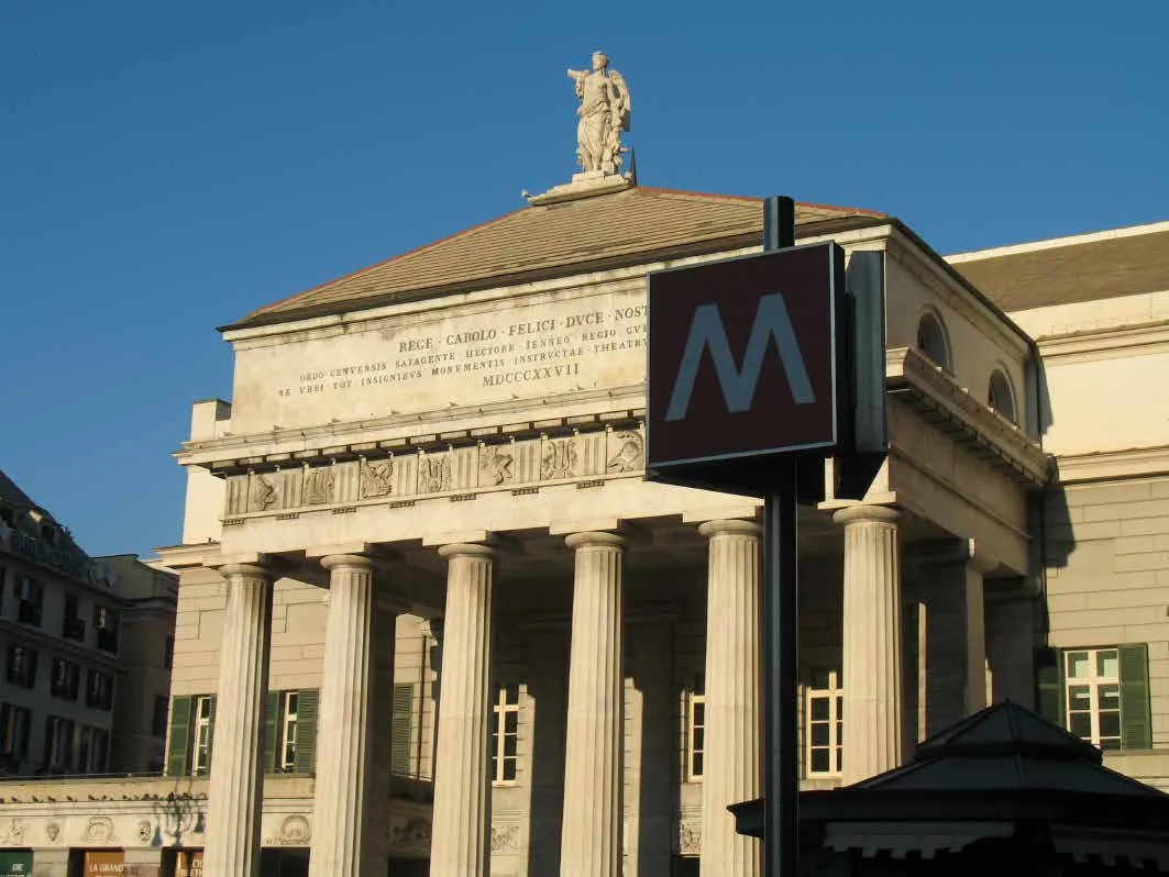 Colonnato neoclassico nel centro di Genova